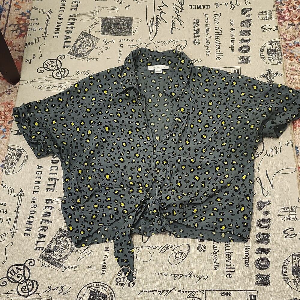 American Eagle Women's Sz Med Leopard Print TieFront Collared Cropped Blouse EUC